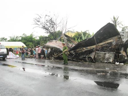 Tai nạn giao thông thảm khốc tại Bình Thuận làm 10 người chết, 28 người bị thương