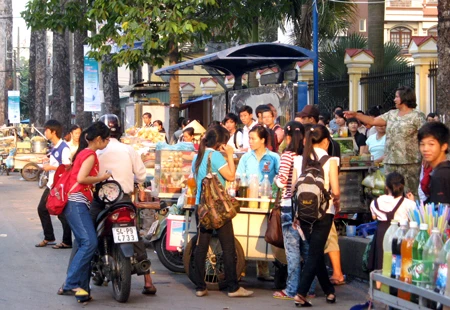 Đừng tiếp tay cho nạn lấn chiếm vỉa hè, lòng đường