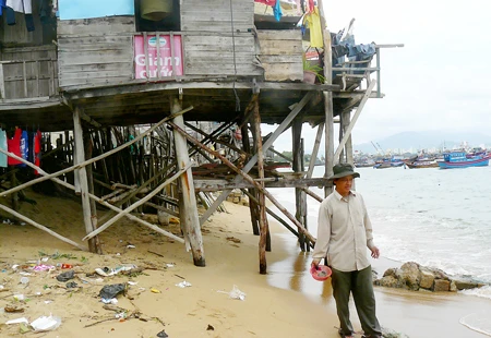 Xóm nghèo chạy sóng