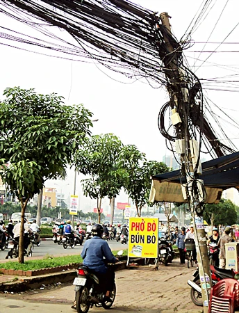 Cột điện nghiêng