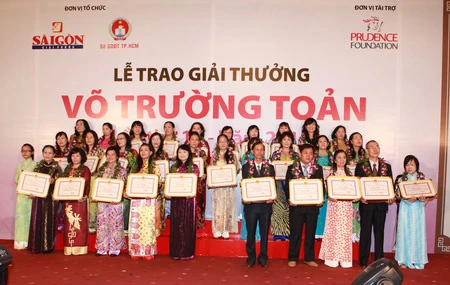 Trao giải thưởng Võ Trường Toản lần thứ XIV cho 30 giáo viên - Nhân đôi niềm vui Ngày nhà giáo Việt Nam!