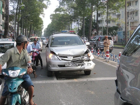 Xe ô tô tông nhau trên đường Trần Hưng Đạo