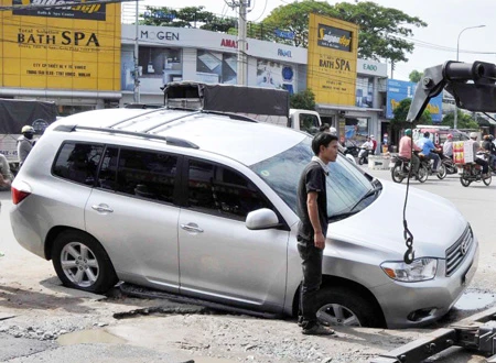 Ôtô sập hố công trình tại ngã tư