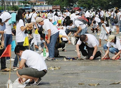 Xếp tiền xu thành hàng dài 73km