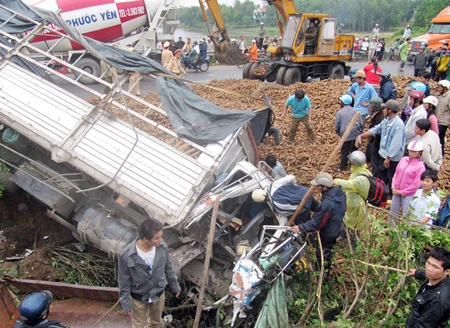 2 vụ tai nạn giao thông: 1 người chết, 20 người bị thương