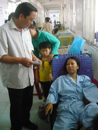 Vụ bác sĩ tắc trách, bệnh nhân bị cắt hai quả thận: Lãnh đạo địa phương và bệnh viện thăm chị Tú