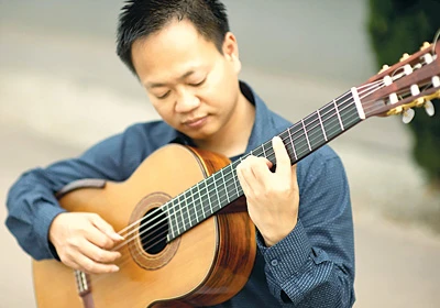 Nghệ sĩ guitar Lê Hoàng Minh thăng hoa với âm nhạc cổ điển