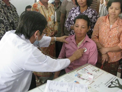Đoàn công tác từ thiện khám bệnh, cấp thuốc miễm phí cho nhân dân Campuchia
