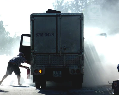 An Giang: Xe tải đang lưu thông bốc cháy