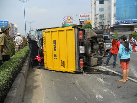 Xe tải lật ngang trên đường Trường Chinh