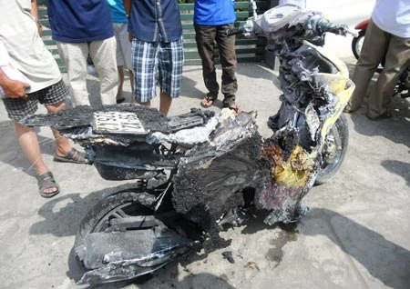Xe máy hiệu Yamaha Luvias bốc cháy đường Lê Quang Định