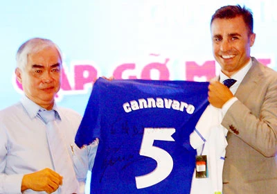 Danh thủ Cannavaro: “Tôi có thể đến Việt Nam làm việc”