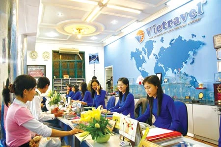 Công ty Vietravel đón nhận Cờ thi đua Chính phủ năm 2011