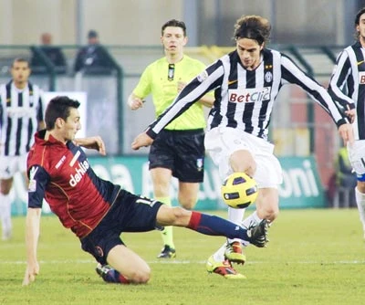 Juventus - Cagliari: Khi người hùng trở thành hung thần!