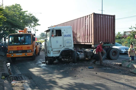 Xe container đâm vào dải phân cách giao thông gây kẹt xe nhiều giờ liền