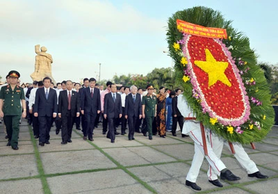 Lãnh đạo TPHCM dâng hương tại Bảo tàng Hồ Chí Minh