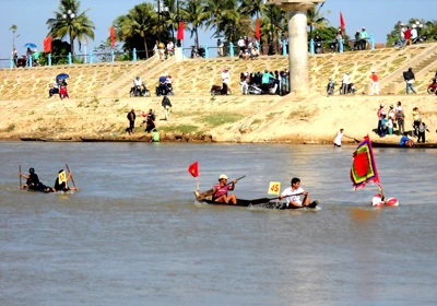 Kon Tum: Đua thuyền độc mộc trên sông Đăk Bla