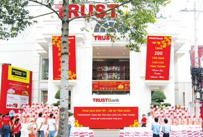 TRUSTBank “Trao quà đón Tết - Ấm áp tình Xuân”