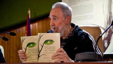 Lãnh tụ Fidel Castro giới thiệu hồi ký trước công chúng