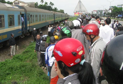 Thừa Thiên - Huế: Chặn tàu hỏa, một người thiệt mạng