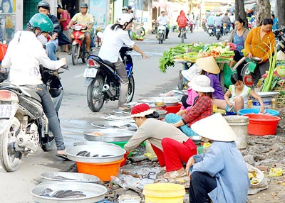 Chợ tự phát cản trở giao thông