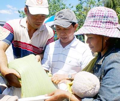 Tặng quà trị giá trên 1,3 tỷ đồng cho đồng bào nghèo