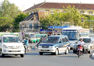 Thu phí ô tô vào khu trung tâm TPHCM - Nên có phương án “thử”