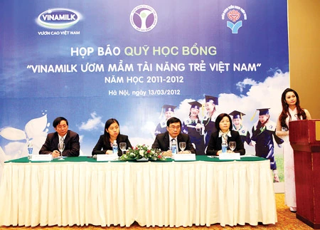 Công bố Quỹ học bổng “Vinamilk ươm mầm tài năng trẻ em Việt Nam” năm học 2011-2012