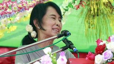 Myanmar: Bà Aung San Suu Kyi ngừng tranh cử vì kiệt sức