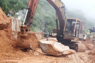 Đường Đà Lạt - Nha Trang ách tắc do sạt lở