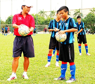 Cựu danh thủ Trần Minh Chiến: “Trẻ em rất mê bóng đá...”