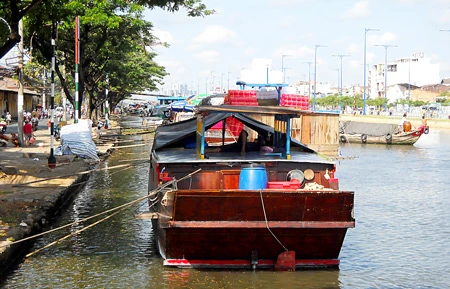 Cảng Phú Định thoi thóp vì… bến cóc!