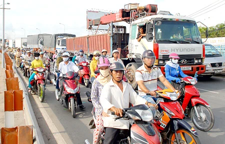 Mở rộng cửa ngõ, chống ùn tắc giao thông