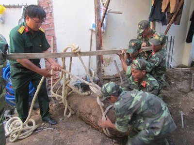 Phát hiện và di dời an toàn hai quả bom ở một khu dân cư TPHCM