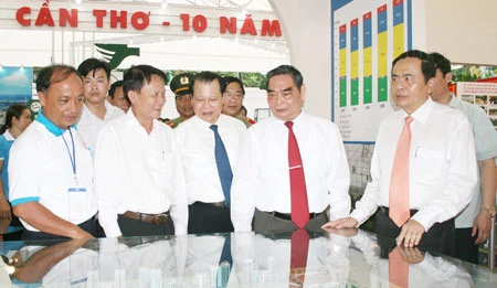 Khai mạc Hội chợ triển lãm thành tựu 10 năm xây dựng và phát triển ĐBSCL