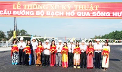 Thông xe kỹ thuật cầu đường bộ Bạch Hổ qua sông Hương