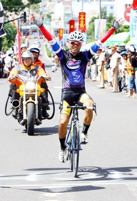 Chặng 14 cuộc đua xe đạp Cúp truyền hình TPHCM 2012: Bùi Minh Thụy vẫn giữ áo vàng