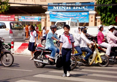 Nhà trường góp sức kéo giảm ùn tắc giao thông