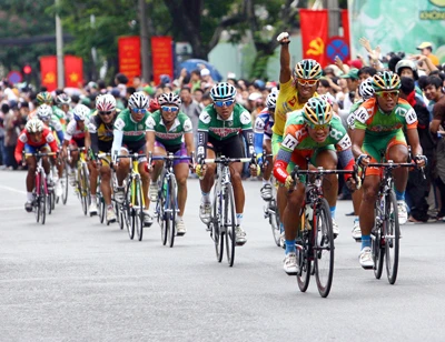 Kết thúc cuộc đua xe đạp Cúp truyền hình TPHCM 2012: Bùi Minh Thụy đoạt áo Vàng