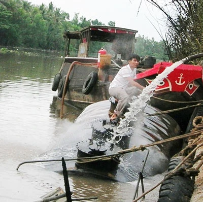 Cháy tàu chở 10.000 lít dầu ở tỉnh Sóc Trăng