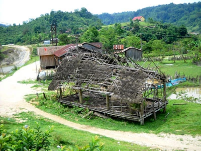 Nhà sinh hoạt cộng đồng hoang tàn