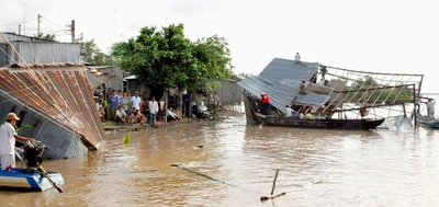 Cà Mau: 5 căn nhà bị chìm xuống sông Cửa Lớn