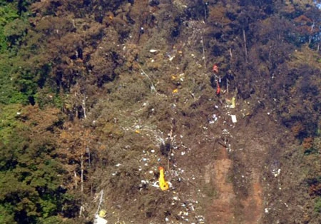 Vụ máy bay Nga rơi ở Indonesia: Tìm thấy thi thể 12 nạn nhân