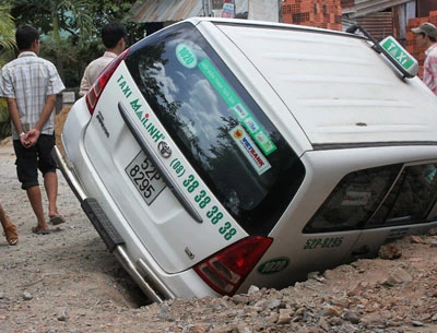 TPHCM: Xe taxi lọt hố công trình đang thi công