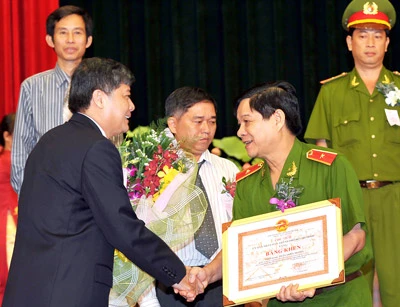 Học tập, làm theo tấm gương đạo đức Hồ Chí Minh - Người đứng đầu phải gương mẫu, trung thực