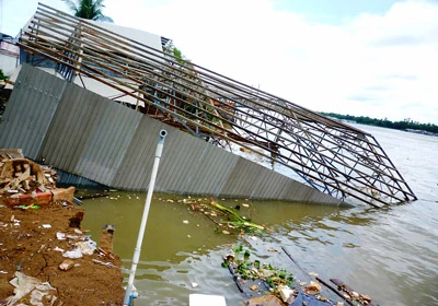 Sạt lở bờ sông Hậu (An Giang): Hàng chục nhà dân bị nhấn chìm