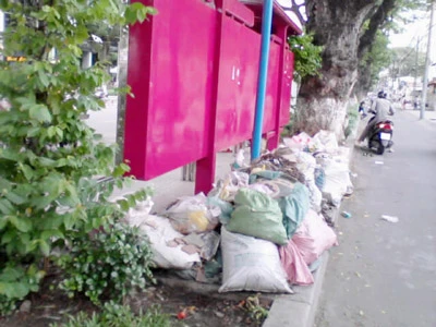 Góc ảnh: Nhà chờ xe buýt thành nơi đổ rác