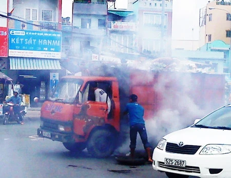 TPHCM: Xe chở rác đang chạy bốc cháy dữ dội