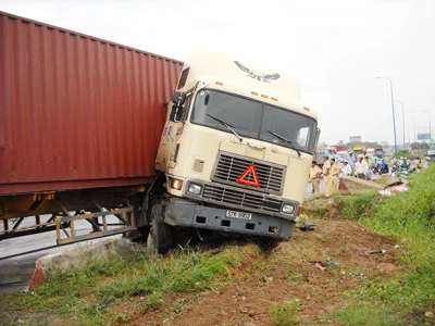 TPHCM: Xe container tông xe máy, 2 người bị thương nặng