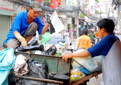 Quản lý lực lượng thu gom rác dân lập - Làm cách nào?